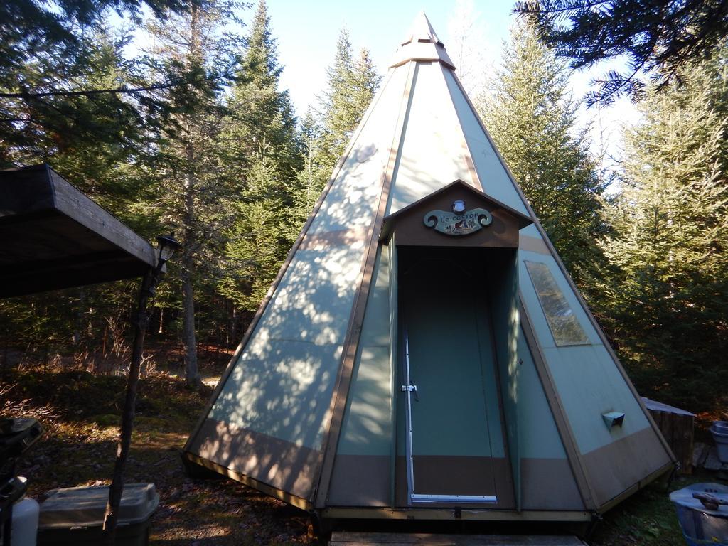 Aux Tipis De La Riviere Sauvage Vila Saint Romain Exterior foto